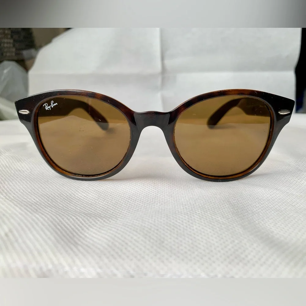 Scratched Ray-Ban Classic Wayfarer Rounded Brown Sunglasses - Picture 4 of 10